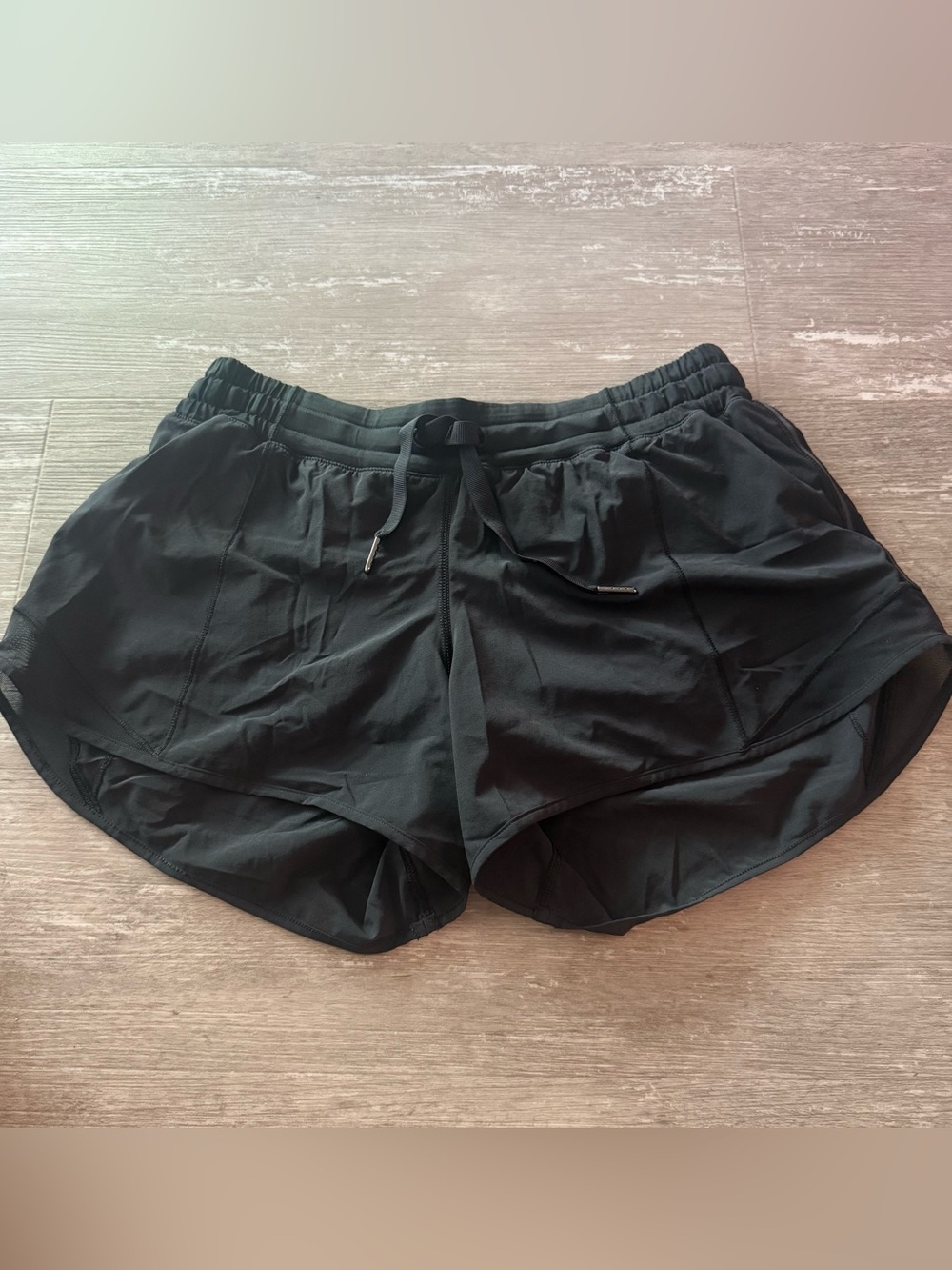 Lululemon Hotty Hot Short Long 4” LR in Black EUC women’s 8 athletic running